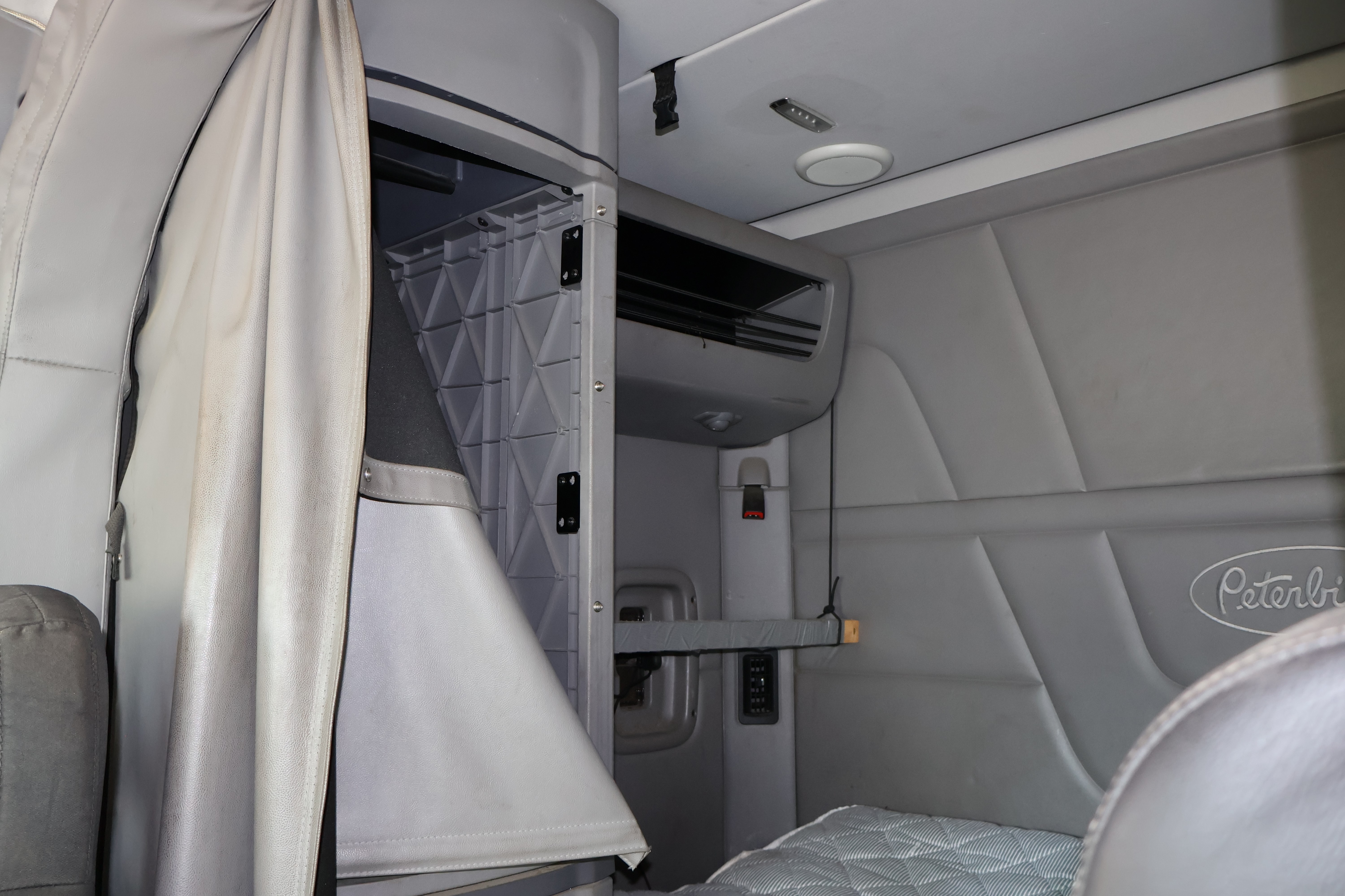 2016 PETERBILT 579 - Image 27